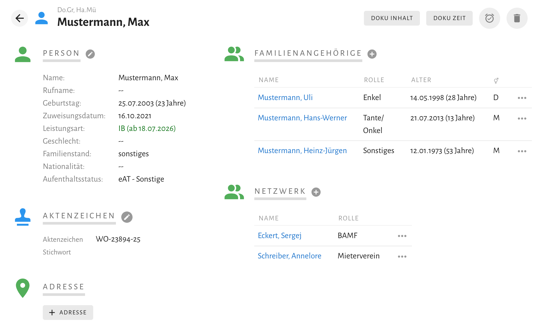 Screenshot einer Klient:innen-Akte in sozialog mit Personendaten, Aktenzeichen und Adresse sowie Bereichen für Familienangehörige und Netzwerkpartner